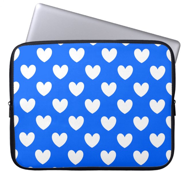 Vita prickhjärtan på blå laptop sleeve (Framsidan)