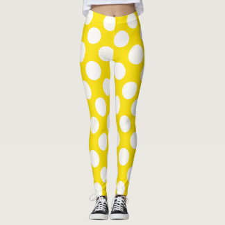 Vita prickiga leggings på gul bakgrund