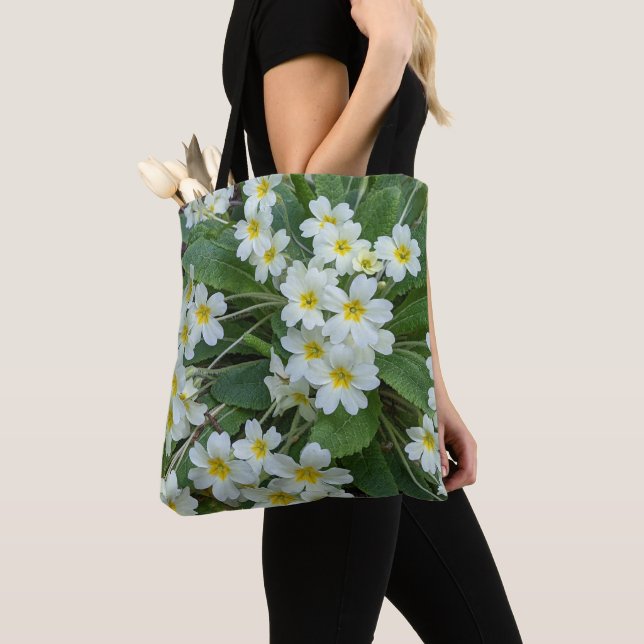 Vita primula blommor tygkasse (Närbild)