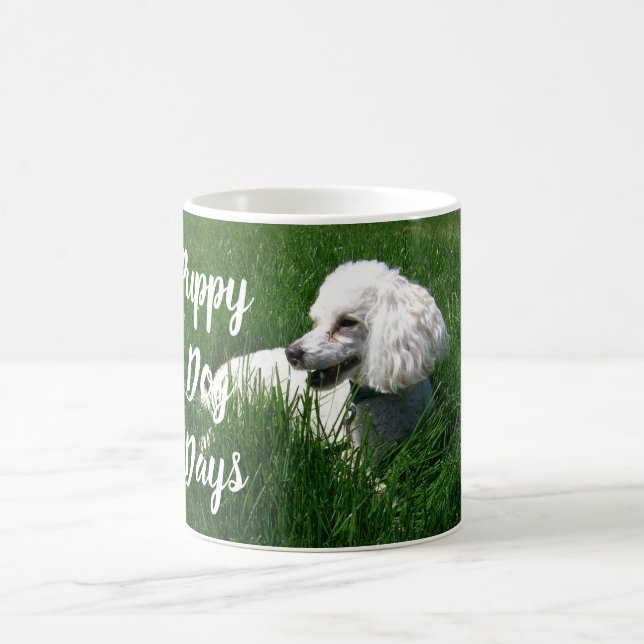 Vita Pudel i Grönt Grass Puppy Hund Days Mugg (Center)
