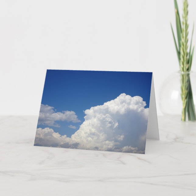 Vita puffmoln i Blå himmel-bakgrunden Kort (Framsida)