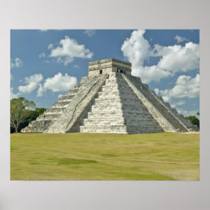 Vita puffmoln över Mayan Pyramid Poster