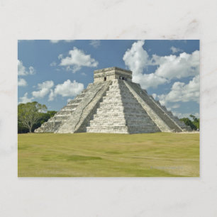 Vita puffmoln över Mayan Pyramid Vykort