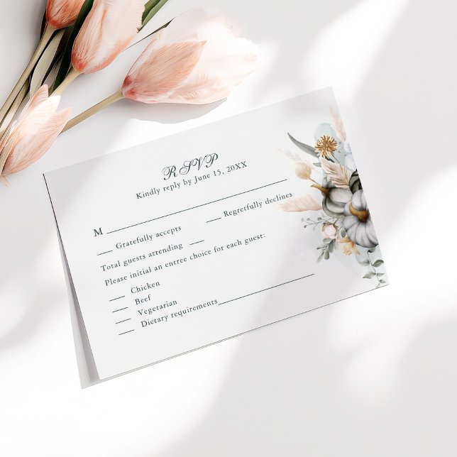 Vita pumpor med vildblommor Bröllops-SVP-kort Tack Kort (White Pumpkins with Wildflowers Wedding RSVP Card on a sunny table with pale pink flowers.)
