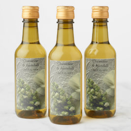 Vita ranunkulus och laktor på texturerad papper vinetikett