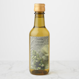 Vita ranunkulus och laktor på texturerad papper vinetikett