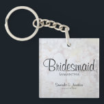 Vita reflektioner Bridesmaid Wedding Favor<br><div class="desc">Den här vackra nyckelkedjan är en perfekt för att tacka dina brudar. Designat som en del av vår vita reflektion Bröllop Suite, är den svartvit text över en bakgrund av vita blommor och hjärta. Texten är helt anpassade och lyder: Bridesmaid, med ställe för hennes namn, parets namn och bröllop datum....</div>