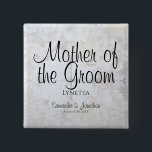 Vita reflektioner Mor i Groom Nametag Knapp<br><div class="desc">Den vackra namn bricka-knappen är perfekten för att identifiera nyckel-medlemmar i bröllopsfesten vid möhippan, repetitionsmiddag eller bröllopsmottagning. Designat som en del av vår vita reflektion Bröllop Suite, är den svartvit text över en bakgrund av vita blommor och hjärta. Texten är helt anpassade och lyder: Mor i Groom, med ställe för...</div>
