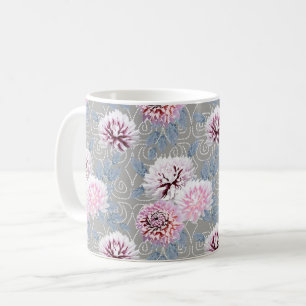 Vita, rosa blommor på grått. kaffemugg