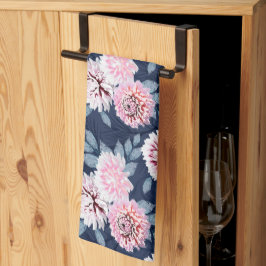 Vita, rosa blommor på mörk blått. kökshandduk