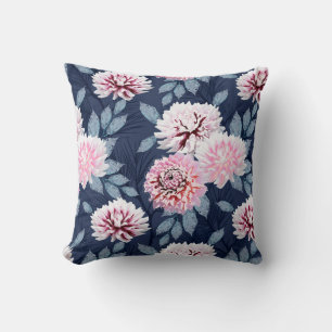 Vita, rosa blommor på mörk blått. kudde