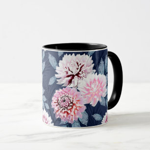 Vita, rosa blommor på mörk blått. mugg