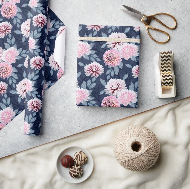 Vita, rosa blommor på mörk blått. presentpapper (Hantverk)