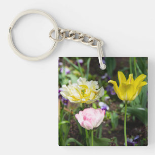 Vita, rosa och gult tulpaner i trädgården