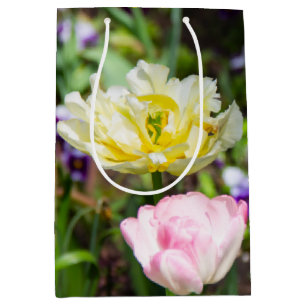 Vita, rosa och gult tulpaner i trädgården