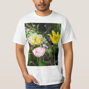 Vita, rosa och gult tulpaner i trädgården t shirt