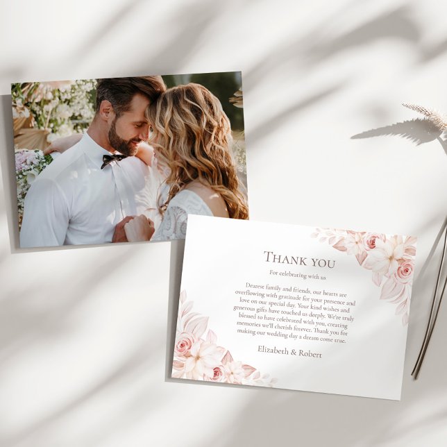 Vita & rosablommiga rosor par fotobryllop tack kort (White and Blush Pink Roses Couple Photo Wedding Thank You Card on a sunny white table.)