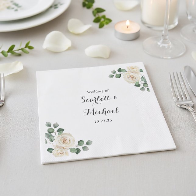 Vita rosor Vår Blommig Romantisk Bröllop Pappersservett (Angled view soft botanical romantic timeless neutral ivory winter white wedding napkin)