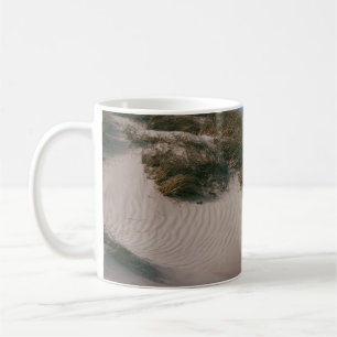 VITA SAND OCH GRÖNT GRAS FÄLT KAFFEMUGG