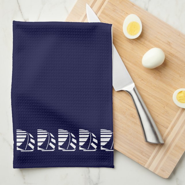 Vita segelbåtar på Blue Kitchen Towel Kökshandduk (Vikt i Fjärdedel)