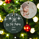 Vita snö elegant grönt mitt första jultomfoto julgransprydnad keramik<br><div class="desc">Fira din första jul i baby med det här moderna vita snö och hänga snöflingor i vita julklackssäsongen för julgranar i elegant på grönt. Lägg till ditt baby-foto.</div>