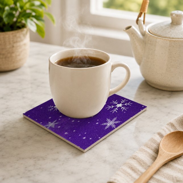 Vita snöflingor med blå-lila bakgrund kakelplatta (White Snowflakes with Blue-Purple Background Tile)