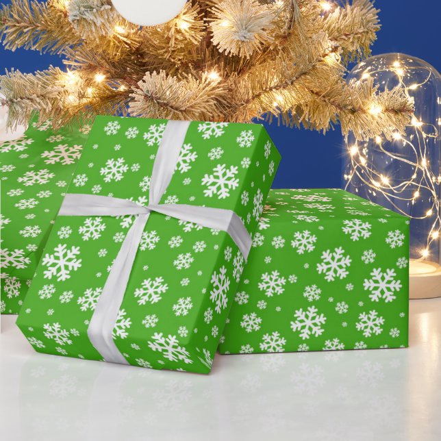 Vita snöflingor på grön vinterbakgrundsmönster presentpapper (Helgdagar)