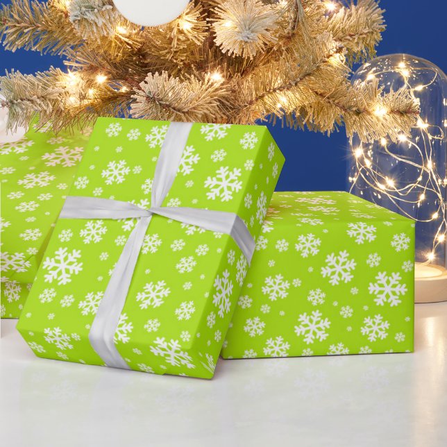 Vita snöflingor på grön vinterbakgrundsmönster presentpapper (Helgdagar)