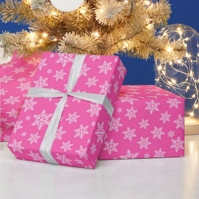Vita snöflingor på rosa vintermönster presentpapper (Helgdagar)