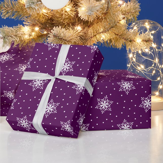 Vita snöflingor polka prickar lila jul presentpapper (Helgdagar)