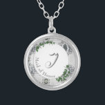 Vita Snöre & Ro Löv Monogrammed Silverpläterat Halsband<br><div class="desc">Utformningen har ett monogram i elegant silver som visas i mitten mot en vit baksida. Bakgrunden innehåller bilden av det vita snöre. Grönt ro löv placeras på ett delikat sätt i kant.</div>