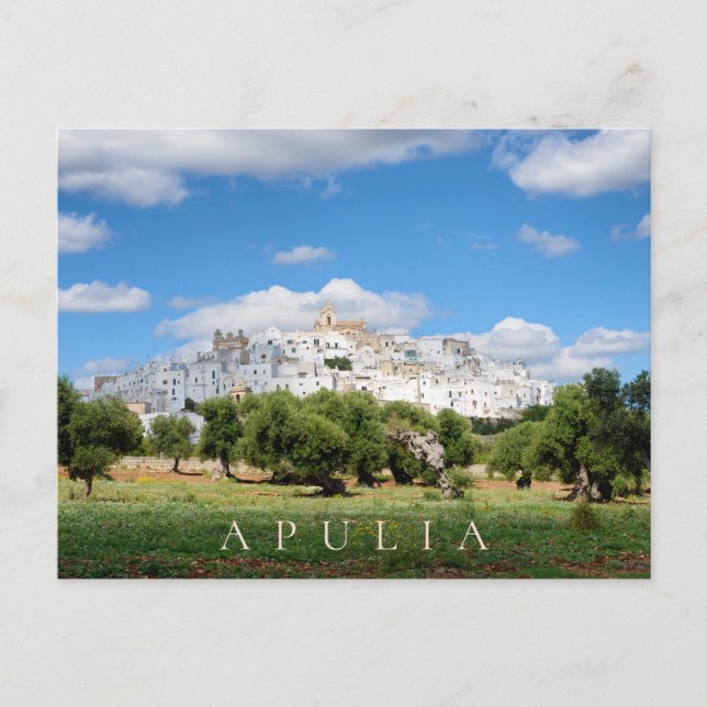 Vita staden Ostuni och träd i Apulien Vykort (Framsida)