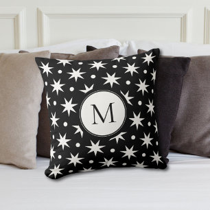 Vita stjärnor och punkter på svarta monogram kudde