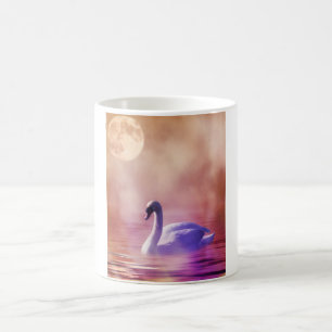 Vita Svan flytande på en mistaktig sjö Kaffemugg