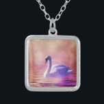 Vita Svan flytande på en mistaktig sjö Silverpläterat Halsband<br><div class="desc">En charmerande vismisk felbild. Mjuk romantisk bild av en vit svan-säng i lila som simmar på en misty sjö. Färgfulla lila och nyp skapar en mystisk magisk stämning.</div>