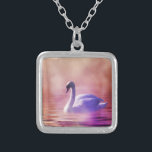 Vita Svan flytande på en mistaktig sjö Silverpläterat Halsband<br><div class="desc">En charmerande vismisk felbild. Mjuk romantisk bild av en vit svan-säng i lila som simmar på en misty sjö. Färgfulla lila och nyp skapar en mystisk magisk stämning.</div>