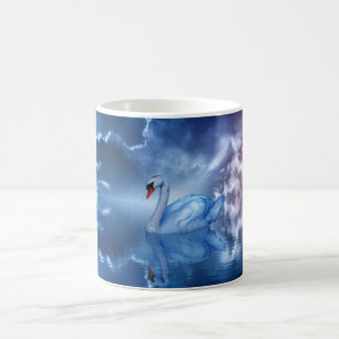 Vita Svan simmande i Fantasy Himmelskare Sjö Kaffemugg