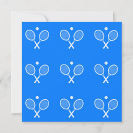 Vita tennisracketar och Boll blå bakgrund Kort