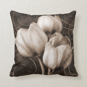 Vita tulpanblommor Sepia Svart Bakgrund blommig Kudde
