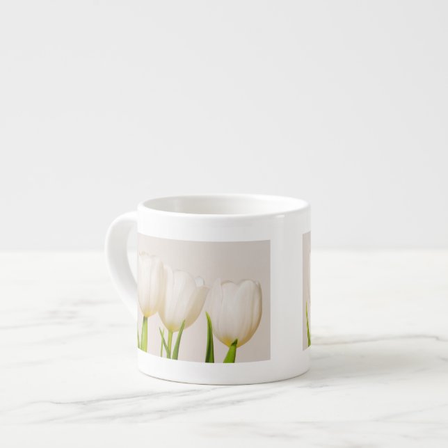 Vita tulpaner mot vit bakgrund, espressomugg (Framsida vänster)