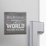 Vita typograficitat för lärarpanel namn magnet<br><div class="desc">Skriptet namn och det vita typografin inspirerades av citatet "Lärare byter världen ett barn i taget" på den svarta bakgrunden. Anpassa det med din bästa lärares namn och gör det till ett trevligt tack för henne/honom!</div>