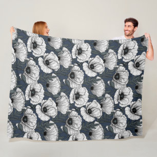Vita vallmo på marinblå fleecefilt