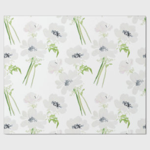 Vita vattenfärgade anemonblommor på vitt presentpapper