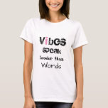 *~* Vita Vibes talar högre än Ord T Shirt<br><div class="desc">* VIBES SPEAK LOUDER ÄN ORD White Women's Avslappnad Cute Mode Trendig Modern White Women's Springer Fitness Sports T-Shirt * Teckensnittet är svart med en ROSA brev. ord färg kan förändras.stil i vissa brev är grymge. En feminin söt-chic i fantastisk med vit t-shirt med orden "VIBES SPEAK LOUDER THAN ORD"....</div>
