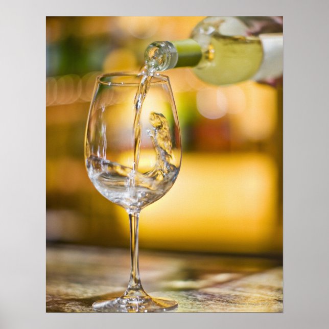 Vita vin hälls på restaurang från flaska. poster (Framsidan)