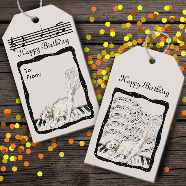 Vita vinkett på Piano Pub i Musik noter Presentetikett (Winking white cat on piano keys bars of music notes on black white Birthday gift tags.)