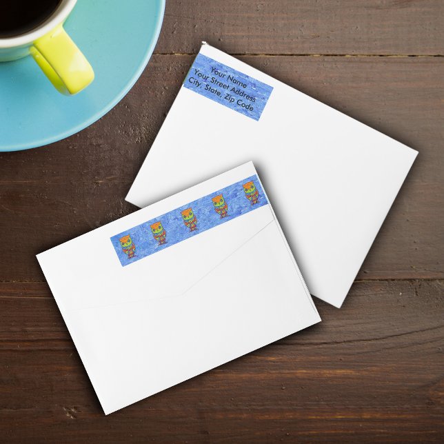 Vitaktig färglös fantasy Uggla Etikettband (Rows of abstract fantasy owls in orange, green and red on blue wrap around return address labels.)