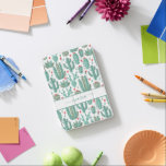 Vitaktig grönt, vit röd mönster monogram iPad mini skydd<br><div class="desc">En chic vit bakgrund som dekoreras med en vit mönster av målade kaktus, kaktusar och suckulenter samt röda och grönt hjärtan. För tonåring flickor och kvinnor. Anpassa och lägg till ditt namn. Namn är skrivet med ett stort modernt handskript i stil. Grönt färgad brev. Om du bara vill behålla utslagen...</div>