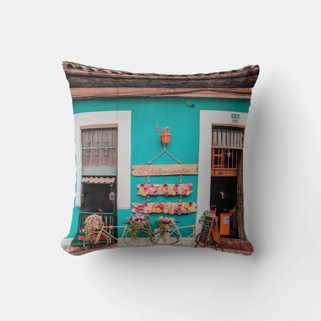 VITBICYCLE PARKED BESIDE TEAL PAINTED CONRETE  KUDDE (Framsida)