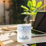 Vitblått glitter namn-skript kaffemugg<br><div class="desc">En vit snyggt,  dekorerad med blå faux glitter. Anpassa och lägg till ditt namn skrivet med ett trendig-handskript med texten stil.</div>